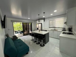 Casa amplia con WiFi y piscina, a min del mar, 10p - 8
