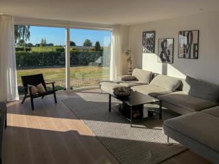 Nyrenoveret Sommerhus Med Havkig Ved Skåstrup - 5