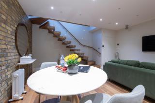 Soho Harmony Haven: Chic 2-Bed, 2-Bath Urban Retreat - 2