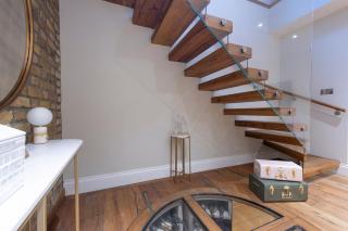 Soho Harmony Haven: Chic 2-Bed, 2-Bath Urban Retreat - 6