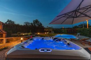 Villa Nonni in Central Istria for 4 persons with 32 m2 private pool, jacuzzi, free bikes & kids playground - 9