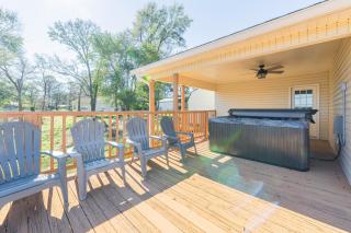 Private Dock & Hot Tub: Lakefront Eufaula Escape - 7