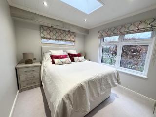 Modern 2 bed cabin with River Views - 6