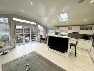 Modern 2 bed cabin with River Views - 1