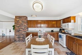 Lakeside Brick Retreat For 8 - 2