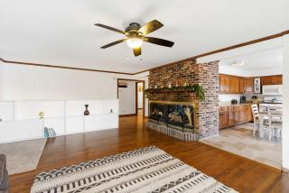 Lakeside Brick Retreat For 8 - 3