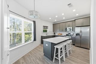 Modern Pine-Scented Retreat – 30 Mins to Beach! home - 7