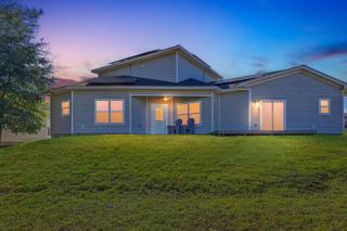 Modern Pine-Scented Retreat – 30 Mins to Beach! home - 5