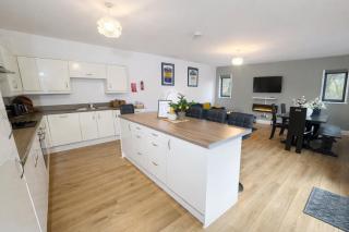 Stunning Lodge with Hot Tub on Private Lake - 9