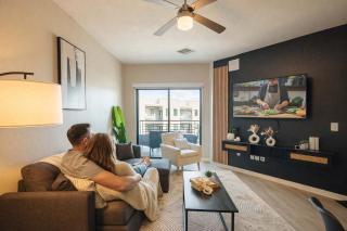 Bright 1BR Uptown Biltmore Gym Pool Parking WD - 0