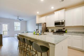 Family and Dog Friendly! Greenville Townhome with Deck - 3