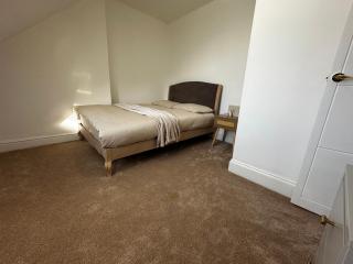 Spacious 4 bedroom apartment 5 minutes walk to train and shops which is perfect for families and groups - 3