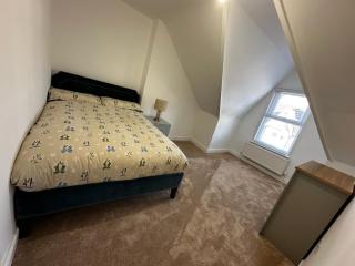 Spacious 4 bedroom apartment 5 minutes walk to train and shops which is perfect for families and groups - 1