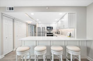 2 Bedroom Oceanfront Condo in Desired Quay Building - 4