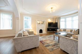 Detached House In Prestwich Sleeps 10 with Parking - 9