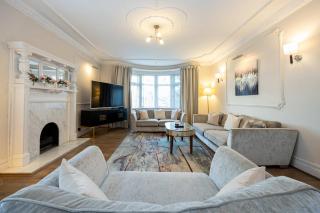 Detached House In Prestwich Sleeps 10 with Parking - 7