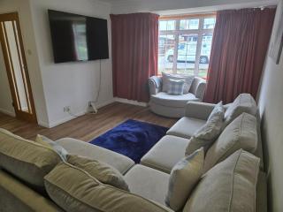 Spacious Family Home Garden, Free Parking & Close to Heathrow - 9