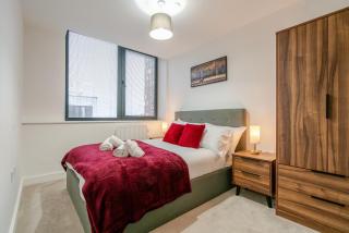 Modern 2-Bed, 2-Bath City Apartment near Old Trafford, Free Parking, Ideal for Contractors and Long Stays - 7