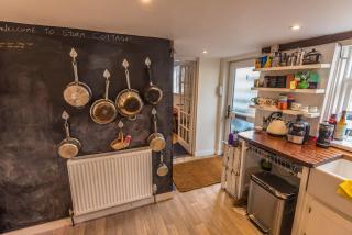 Historic seafront cottage, projector, piano, PS5 etc - 6