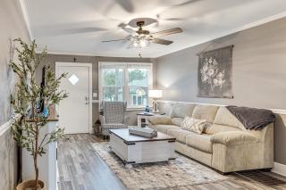 Couples Retreat 2 Mi to Uptown Greenwood! - 5