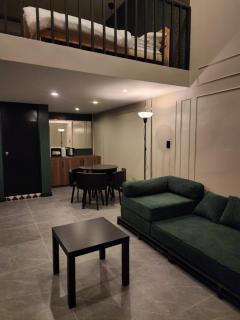 The Regal Loft - Art Deco Stay Near Picnic Grove - 2