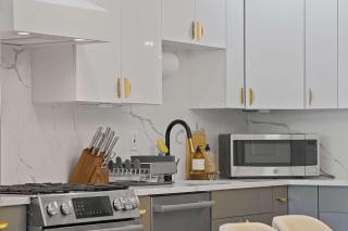 Elegant 2BR-2BA Spacious Escape with Rooftop Near NYC - 3