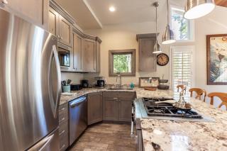 3 Bedroom Ski-In & Out Condo with Private Hot Tub - 1