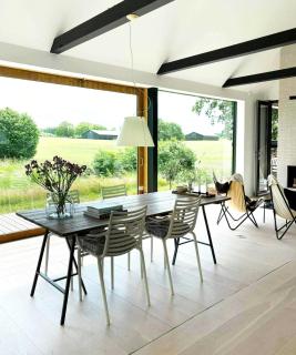 Architect-Designed Cottage With Stunning Views - 0