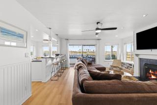 Remodeled 4BR Bayfront Home | Sleeps 12 | Stunning Views + BBQ Patio - 4