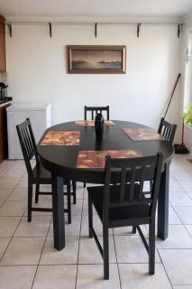 Cozy & Spacious 4BR Orangeville Home with Free Parking, Laundry & Patio! 10 Min Walk to Headwaters Hospital, 5 Min Drive to Mount Alverno! Ideal for Medical Stay, Family Travel & Work Trips! - 2