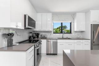 Stunning Luxury Waterfront Oasis with a Pool - 5