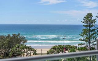 Oceanfront Serenity in Surfers Paradise - 7