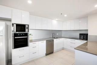 Oceanfront Serenity in Surfers Paradise - 4