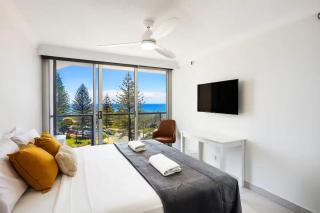 Oceanfront Serenity in Surfers Paradise - 3