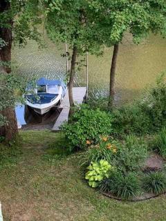 Beautiful cottage waterfront with large hot tub - 9