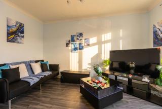 Spacious 3-Bed Home for 8 | Free Parking & Garden - 0