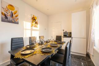 Spacious 3-Bed Home for 8 | Free Parking & Garden - 4