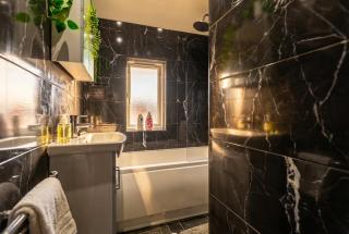 Spacious 3-Bed Home for 8 | Free Parking & Garden - 9
