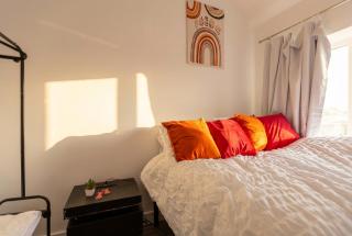 Spacious 3-Bed Home for 8 | Free Parking & Garden - 1