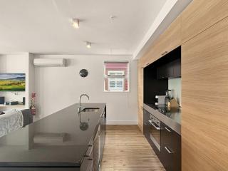 Fabulous Lakeside Marina 3 Bedroom - 4