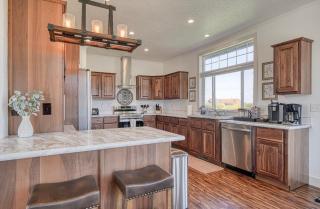 2 BR King Bed Hot Tub AC Near Jackson - 2