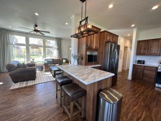 2 BR King Bed Hot Tub AC Near Jackson - 4