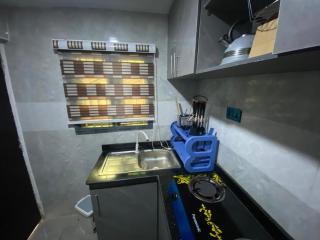 Sleek And Cozy Room And Parlor Hideaway Surulere - 6