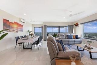 Sunset Dreaming Skyline and Harbour Vista with Pool - 5