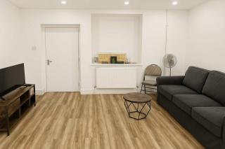 5 beds -Spacious 4-Bedroom Retreat in the Heart of Churchill- Ideal for contractors and work stays - 8