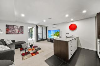 Stylish Central Braddon 1 Bed, Pool, Gym, Parking - 3