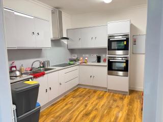 6 Bedroom House in Croydon - 1