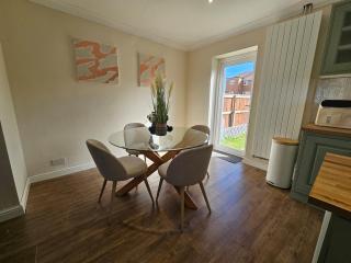 Cosy Home Away From Home - 9