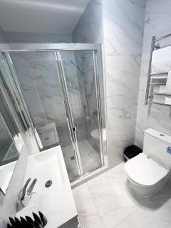 Sunshine Retreat Brand-New 4BR Close to Airport - 9