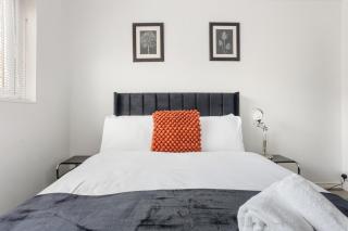 Modern 2BR Flat, 20 mins train to Central London - 7